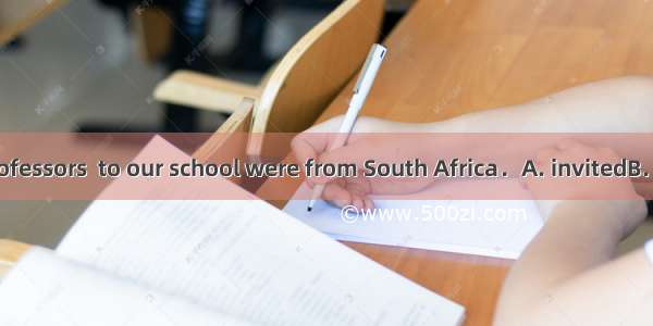 Most of the professors  to our school were from South Africa．A. invitedB. to be invitedC.