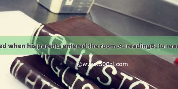 The boy pretended when his parents entered the room.A. readingB. to readingC. to be readi