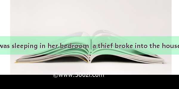 It was when she was sleeping in her bedroom  a thief broke into the house.A. whichB. thatC