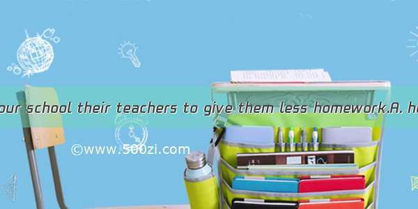 Many students in our school their teachers to give them less homework.A. hopeB. letC. make