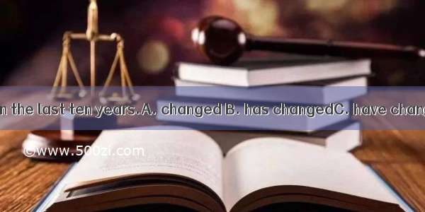 Our life  greatly in the last ten years.A. changed B. has changedC. have changed D. is cha